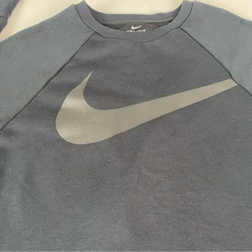 Nike Sweatshirt Women’s Size XS Black Long Sleeve Crewneck Dri fit - Picture 3 of 9